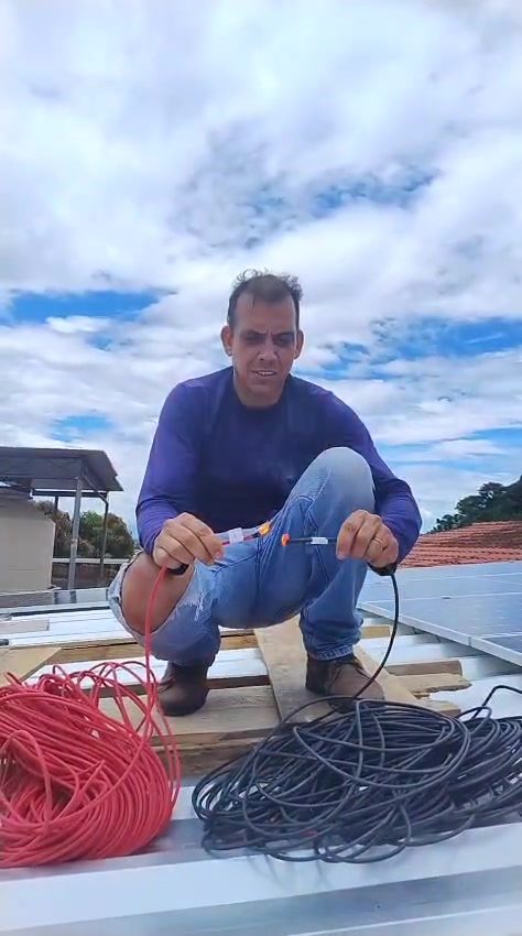 Técnico RIOSUN fazendo conexão elétrica